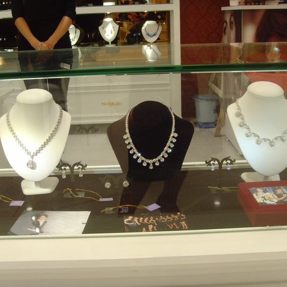 Royal Gorgeous Cubic Zirconia Bridal Jewel… - Picture 3 of 10